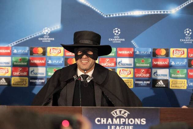 Fußball, CL, Schachtar Donezk, Trainer Paulo Fonseca mit Zorro-Maske Head coach of FC Shakhtar Donetsk Paulo Fonseca appears at the post-match news conference dressed as Zorro after his team defeated Manchester City FC 2-1in the UEFA Champions League Group F match, Kharkiv, northeastern Ukraine, December 7, 2017. Ukrinform. KHARKIV. FC Shakhtar Donetsk has beaten Manchester City FC 2-1 in the UEFA Champions League Group F match at Kharkiv s Metalist Stadium. Pitmen s midfielder Bernard and defender Ismaily put their team in the lead in the first half (26 , 32 respectively). The visitors managed to score in added time when Manchester City s forward Sergio Aguero took a successful penalty kick. Thus, FC Shakhtar Donetsk secured the second place in Group F and put an end to a winning streak of Manchester City FC this season. To celebrate his team s victory, coach Paulo Fonseca appeared at the post-match news conference dressed as Zorro. The Shakhtar manager fulfilled his promise he had made if the Ukrainian champions reached the knockout stage of the Champions League. Shakhtar defeats Manchester City in Kharkiv Copyright: xVyacheslavxMadiyevskyyx