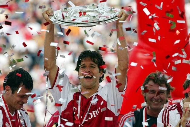 Fußball, FC Bayern München, Deutscher Meister 2005 Der FC Bayern München wird zum 19. mal Deutscher Fußball Meister - aufgenommen in München am 14.05.2005 Michael Ballack mit der Meisterschale , München Deutschland