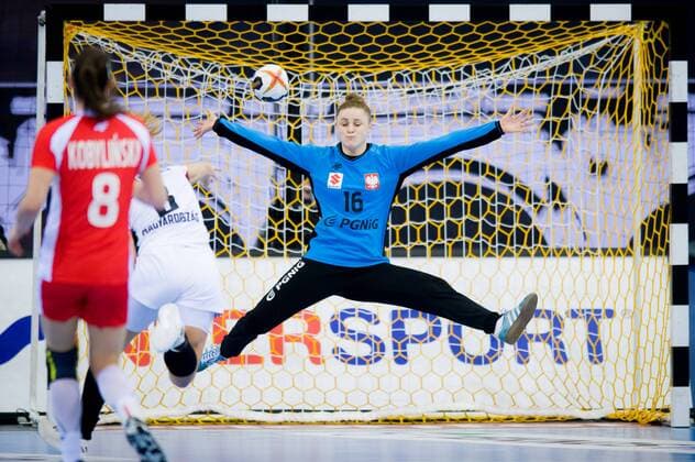 Handball, WM Damen, Polen - Ungarn 2017.12.07 Bietigheim-Bissingen Pilka reczna Mistrzostwa Swiata w pilce recznej kobiet Polska - Wegry N z Adrianna Placzek of Poland tries to save a ball Foto Lukasz Laskowski PressFocus 2017.12.07 Bietigheim-Bissingen IHF Women s Handball World Championship WM Weltmeisterschaft Poland v Hungary Adrianna Placzek of Poland tries to save a ball Credit: Lukasz Laskowski PressFocus NEWSPIX.PL --- Newspix.pl  20171207_LUK_086
