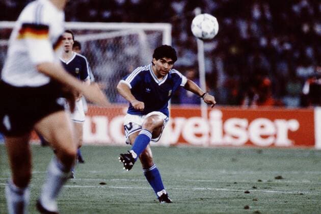 Fussball Weltmeisterschaft 1990 in Italien Endspiel Deutschland - Argentinien 1 : 0 Diego Maradona schiesst, Rom Italien