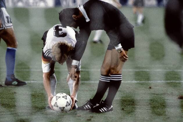 Fussball Weltmeisterschaft 1990 in Italien Endspiel Deutschland - Argentinien 1 : 0 Elfmeter f?r Deutschland - Andreas Brehme legt den Ball zurecht - der Schiedsrichter deutet auf den Elfmeterpunkt, Rom Italien