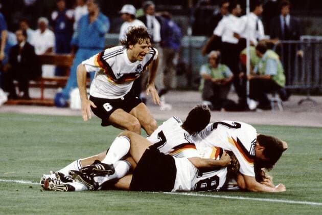 Fussball Weltmeisterschaft 1990 in Italien Endspiel Deutschland - Argentinien 1 : 0 Jubel nach dem 1: 0 - Guido Buchwald, am Boden Pierre Littbarski, Berthold, Kohler darunter Andreas Brehme, Rom Italien
