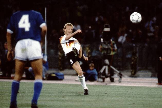 Fussball Weltmeisterschaft 1990 in Italien Endspiel Deutschland - Argentinien 1 : 0 Andreas Brehme schiesst, Rom Italien
