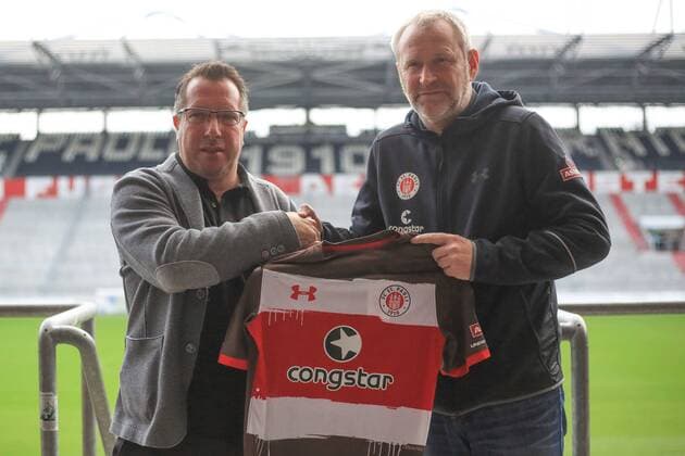 Germany Hamburg Millerntorstadion Football 2 Bundesliga Season 2017 2018 Presentation of the new head coach Markus Kauczinski at FC St Pauli Sport Director Uwe Stöver left