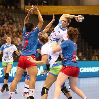 Ana Abina Slovenia draws a goal from Karina dos Santos Paraguay tries to block Paraguay vs Slovenia Handball Women World Championship 07 12 2017 Trier Copyright: xWeissx Eibner-Pressefotox EP_rws