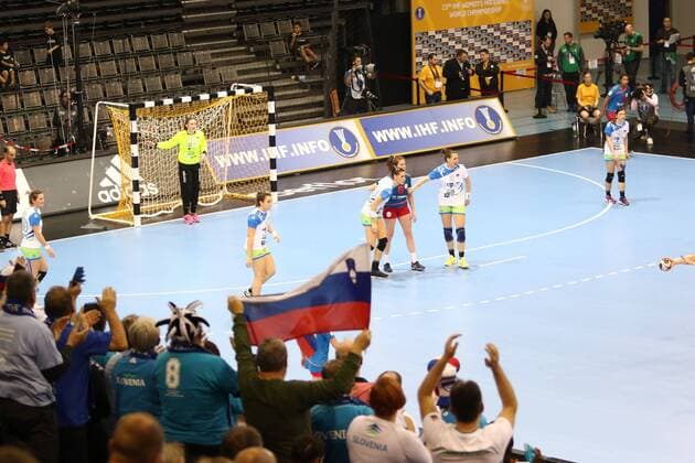 Slovenian fans cheer their team in the match against Paraguay Paraguay vs Slovenia Handball Women World Cup 07 12 2017 Trier Copyright: xWeissx Eibner-Pressefotox EP_rws