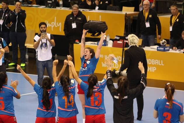 Sabrina Conce Fiore Canata Morinigo Paraguay is pleased to receive the award for best player of the match in the match against Slovenia Paraguay vs Slovenia Handball Women World Cup 07 12 2017 Trier Copyright: xWeissx Eibner-Pressefotox EP_rws