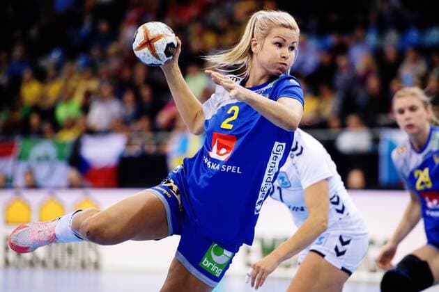 171207 Swedens Ulrika Toft Hansen is shooting in the match between Sweden and Argentina during the World Cup on 7 December 2017 in Bietigheim Bissingen  Copyright: CARLxSANDIN BB171207CS025