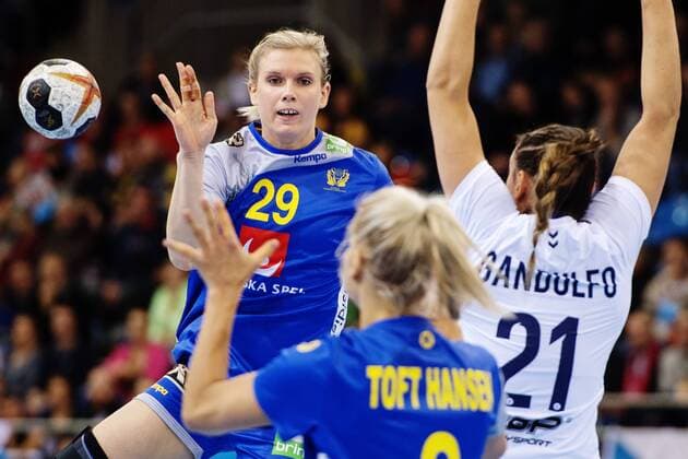 171207 Swedens Jenny Alm fits Ulrika Toft Hansen in the match between Sweden and Argentina during the World Cup on 7 December 2017 in Bietigheim Bissingen  Copyright: CARLxSANDIN BB171207CS029