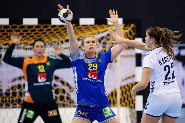 171207 Swedens Jenny Alm defends against Argentinas Elke Josselinne in the match between Sweden and Argentina during the World Cups World Cup on December 7, 2017 in Bietigheim Bissingen  Copyright: CARLxSANDIN BB171207CS032