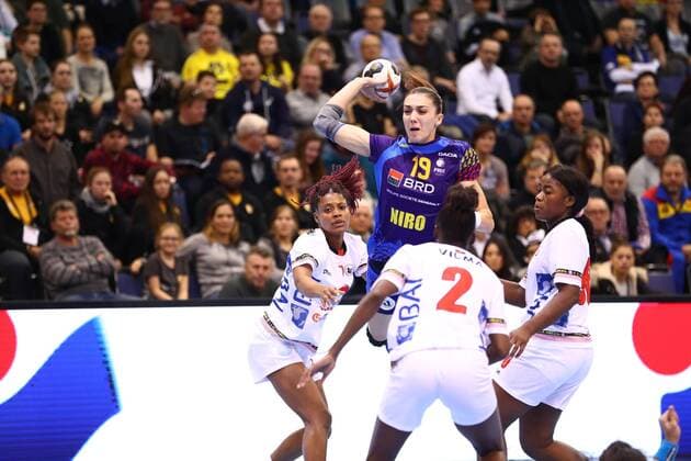 Florina Cristina Florianu Romania in a duel with Vilma Pegado Nenganga Angola Romania vs Angola IHF Women Handball World Cup 07 12 2017 Photographer Neis Eibner Trier Copyright: xNeisx Eibner-Pressefotox EP_ans