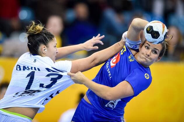 Handball, WM Damen, Schweden - Argentinien 2017.12.07 Bietigheim-Bissingen Pilka reczna Mistrzostwa Swiata w pilce recznej kobiet Szwecja - Argentyna N z Giuliana Gavilan of Argentina and Sabina Jacobsen of Sweden vie for the ball Foto Lukasz Laskowski PressFocus 2017.12.07 Bietigheim-Bissingen IHF Women s Handball World Championship WM Weltmeisterschaft Sweden v Argentina Giuliana Gavilan of Argentina and Sabina Jacobsen of Sweden vie for the ball Credit: Lukasz Laskowski PressFocus NEWSPIX.PL --- Newspix.pl  20171207_LUK_189