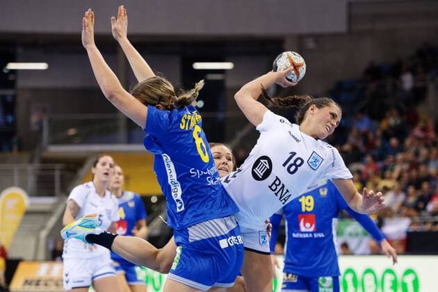 171207 Argentinas Macarena Sense in duel with Sabina Jacobsen and Carin Strömberg Where Sabina Jacobsen later appeared in the match between Sweden and Argentina during the World Cup on 7 December 2017 in Bietigheim Bissingen  Copyright: CARLxSANDIN BB171207CS038