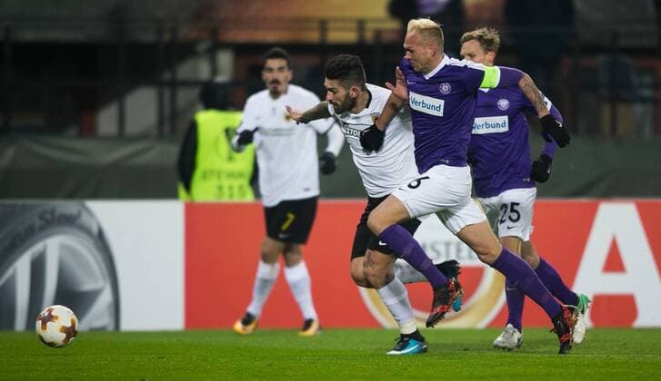 Fußball, EL, Austria Wien - AEK Athen SOCCER - EL, A.Wien vs Athen VIENNA,AUSTRIA,07.DEC.17 - SOCCER - UEFA Europa League, FK Austria Wien vs AEK Athen. Image shows Marko Livaja (Athen) and Raphael Holzhauser (A.Wien). GEPAxpictures xPhilippxBrem