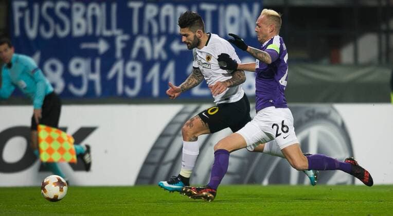 Fußball, EL, Austria Wien - AEK Athen SOCCER - EL, A.Wien vs Athen VIENNA,AUSTRIA,07.DEC.17 - SOCCER - UEFA Europa League, FK Austria Wien vs AEK Athen. Image shows Marko Livaja (Athen) and Raphael Holzhauser (A.Wien). GEPAxpictures xPhilippxBrem