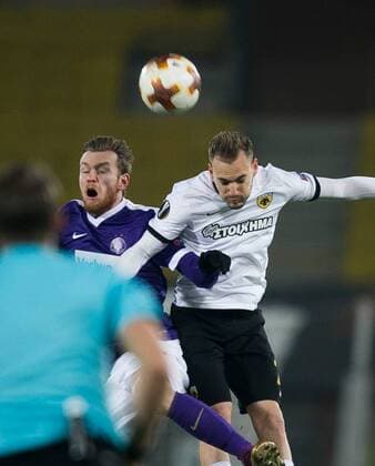 Fußball, EL, Austria Wien - AEK Athen SOCCER - EL, A.Wien vs Athen VIENNA,AUSTRIA,07.DEC.17 - SOCCER - UEFA Europa League, FK Austria Wien vs AEK Athen. Image shows Kevin Friesenbichler (A.Wien) and Michalis Bakakis (Athen). GEPAxpictures xPhilippxBrem