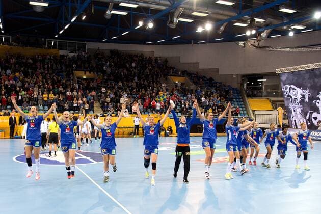 171207 The Swedish players thank the crowd after the match between Sweden and Argentina during the World Cup on 7 December 2017 in Bietigheim Bissingen  Copyright: CARLxSANDIN BB171207CS045