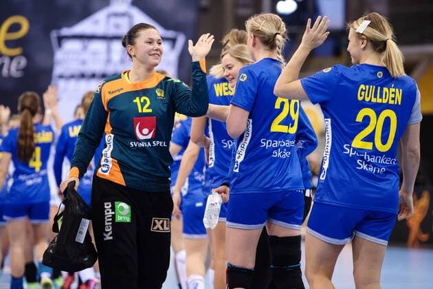 171207 Swedens Filippa Idehn rejoices with teammates after the match between Sweden and Argentina during the World Cup on 7 December 2017 in Bietigheim Bissingen  Copyright: CARLxSANDIN BB171207CS046