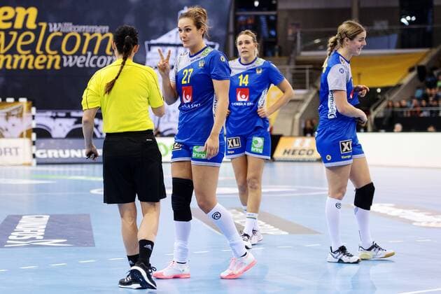171207 Swedens Sabina Jacobsen reacts to the referee after she gets red card in the match between Sweden and Argentina during the World Cup on 7 December 2017 in Bietigheim Bissingen  Copyright: CARLxSANDIN BB171207CS048