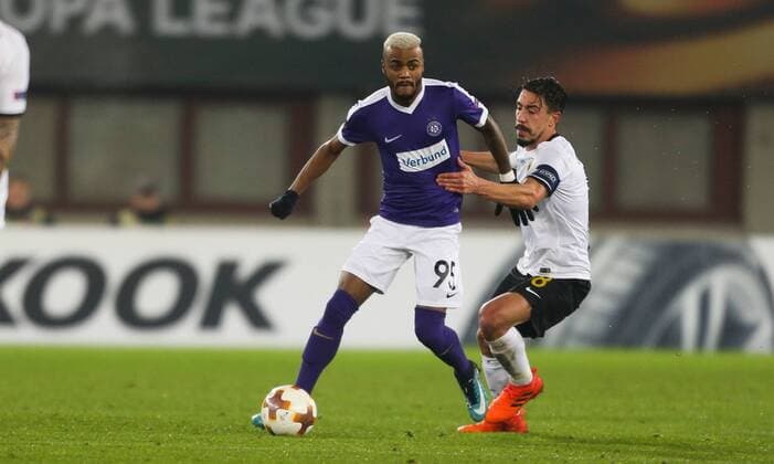 SOCCER - EL, A.Wien vs Athen VIENNA,AUSTRIA,07.DEC.17 - SOCCER - UEFA Europa League, FK Austria Wien vs AEK Athen. Image shows Felipe Pires (A.Wien) and Andre Simas (Athen). GEPAxpictures xPhilippxBrem