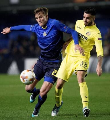 Villarreal s defender Genis Montolio (R) vies for the ball with Maccabi s striker Aaron Schanfeld during the UEFA Europa League 6th round groups phase match between Villarreal and Maccabi Tel-Aviv at the Ceramica stadium in Villarreal, Valencian Community, Spain, 07 December 2017. Villarreal vs. Maccabi !ACHTUNG: NUR REDAKTIONELLE NUTZUNG!  Copyright: xDomenechxCastellox VIL001 20171207-636482731450828492