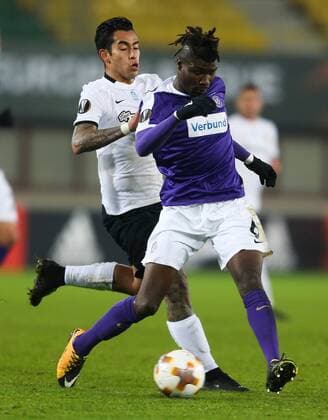 SOCCER - EL, A.Wien vs Athen VIENNA,AUSTRIA,07.DEC.17 - SOCCER - UEFA Europa League, FK Austria Wien vs AEK Athen. Image shows Sergio Araujo (Athen) and Abdul Kadiri Mohammed (A.Wien). GEPAxpictures xPhilippxBrem