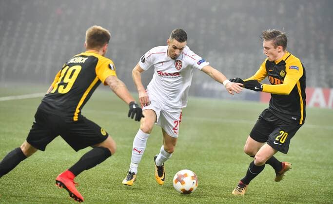 07 12 2017 Bern Stade de Suisse Football Mens Europe League 2017 2018 BSC Young Boys Skenderbeu Korca picture shows 21 Suad Sahiti Skenderbeu against Thorsten Schick and Michael Aebischer No. 20 both Guillaume Hoarau YB action