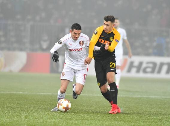 07 12 2017 Bern Stade de Suisse Football Mens Europe League 2017 2018 BSC Young Boys Skenderbeu Korca Image shows 17 Gjergji Muzaka i Skenderbeu against Pedro Teixeira YB action duel