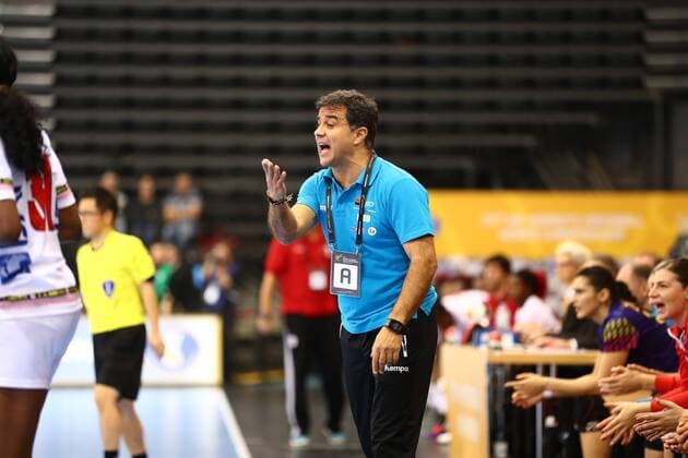 Ambrosio Jose Martin Cedres Romania coach gives instructions Romania vs Angola IHF Womens Handball World Cup 07 12 2017 Photographer Neis Eibner Trier Copyright: xNeisx Eibner-Pressefotox EP_ans