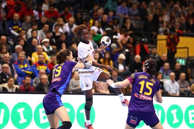 Juliana Jose Machado Angola in duel with Florina Cristina Florianu Romania and Valentina Neli Ardean Elisei Romania Romania vs Angola IHF Women Handball World Cup 07 12 2017 Photographer Neis Eibner Trier Copyright: xNeisx Eibner-Pressefotox EP_ans