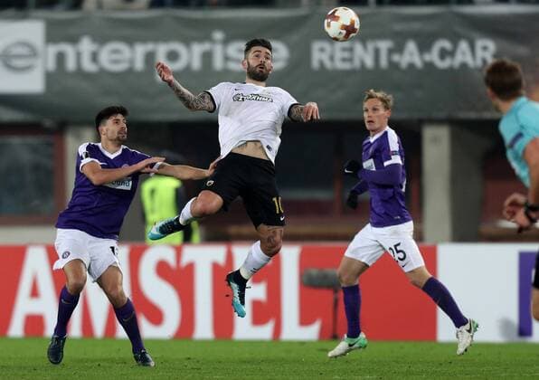 SOCCER - EL, A.Wien vs Athen VIENNA,AUSTRIA,07.DEC.17 - SOCCER - UEFA Europa League, FK Austria Wien vs AEK Athen. Image shows Tarkan Serbest (A.Wien), Marko Livaja (AEK Athen) and Thomas Salamon (A.Wien). GEPAxpictures xChristianxOrt