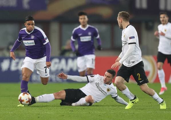 SOCCER - EL, A.Wien vs Athen VIENNA,AUSTRIA,07.DEC.17 - SOCCER - UEFA Europa League, FK Austria Wien vs AEK Athen. Image shows Ismael Tajouri (A.Wien), Kostas Galanopoulos (AEK Athen) and Michalis Bakakis (AEK Athen). GEPAxpictures xChristianxOrt