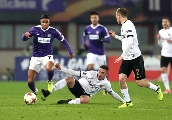 SOCCER - EL, A.Wien vs Athen VIENNA,AUSTRIA,07.DEC.17 - SOCCER - UEFA Europa League, FK Austria Wien vs AEK Athen. Image shows Ismael Tajouri (A.Wien), Kostas Galanopoulos (AEK Athen) and Michalis Bakakis (AEK Athen). GEPAxpictures xChristianxOrt
