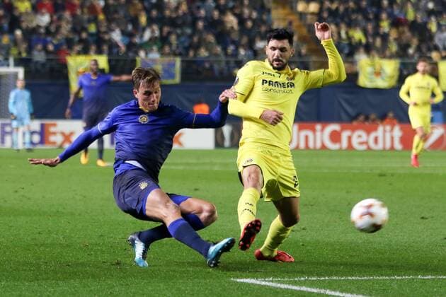 Bilder des Tages - SPORT Aaron Schanfeld of Maccabi and Roberto Soriano of Villarreal during the UEFA Europa League match, round 6, played at Ceramica Stadium, Villarreal, Spain, between Villarreal CF and Maccabi Tel Aviv on Dec 7th 2017. Photo: Oscar J. Barroso AFP7  xOscarxJ.xBarrosox xAFP7x xVillarrealxvxMaccabi,xUEFAxEuropaxLeague,xSpain,xDecx7thx2017x