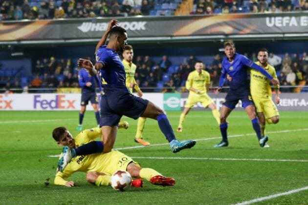 Pau of Villarreal and Blackman of Maccabi during the UEFA Europa League match, round 6, played at Ceramica Stadium, Villarreal, Spain, between Villarreal CF and Maccabi Tel Aviv on Dec 7th 2017. Photo: Oscar J. Barroso AFP7  xOscarxJ.xBarrosox xAFP7x xVillarrealxvxMaccabi,xUEFAxEuropaxLeague,xSpain,xDecx7thx2017x
