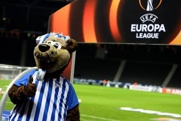 Soccer Men Season 2017 2018 UEFA Europa League Group J 6 Matchday in Berlin Hertha BSC Ostersunds FK Thumbs up at Hertha mascot Herthinho before the match 07 12 17 Copyright: xMichaelxHundtx xMatthiasxKochx