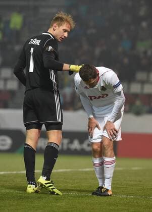 L-R goalkeeper Zdenek Zlamal of Zlin and Aleksandr Kolomeytsev of Lokomotiv in action during the 6th round, group F, European League soccer match FC Fastav Zlin vs FC Lokomotiv Moscow in Olomouc, Czech Republic, December 7, 2017. (CTKxPhoto LudekxPerina) CTKPhotoP201712071076801  LPE 005