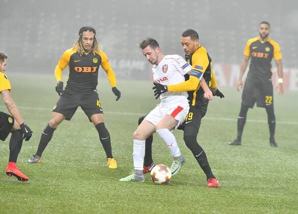 07 12 2017 Bern Stade de Suisse Football Mens Europe League 2017 2018 BSC Young Boys Skenderbeu Korca 2 1 Image shows YB goalscorer Guillaume Hoarau holds Enis Gavazaj Skenderbeu back left Kevin Mbabu f