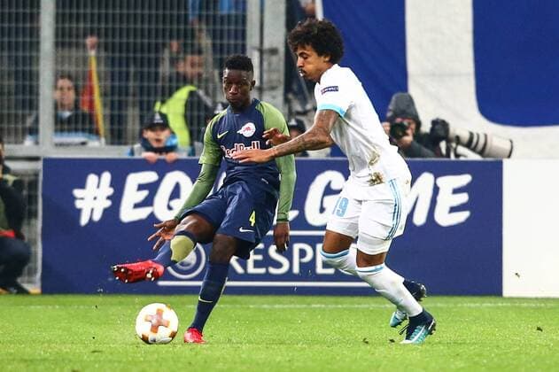 SOCCER - EL, Marseille vs RBS MARSEILLE,FRANCE,07.DEC.17 - SOCCER - UEFA Europa League, Olympique de Marseille vs Red Bull Salzburg. Image shows Amadou Haidara (RBS) and Luiz Gustavo (Marseille). GEPAxpictures xFelixxRoittner