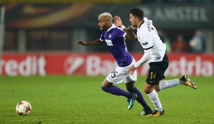 SOCCER - EL, A.Wien vs Athen VIENNA,AUSTRIA,07.DEC.17 - SOCCER - UEFA Europa League, FK Austria Wien vs AEK Athen. Image shows Felipe Pires (A.Wien) and Tasos Klonaridis (Athen). GEPAxpictures xPhilippxBrem