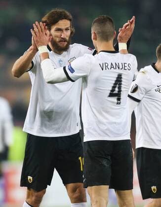 SOCCER - EL, A.Wien vs Athen VIENNA,AUSTRIA,07.DEC.17 - SOCCER - UEFA Europa League, FK Austria Wien vs AEK Athen. Image shows the rejoicing of Giorgios Giakoumakis (Athen) and Ognjen Vranjes (Athen). GEPAxpictures xPhilippxBrem
