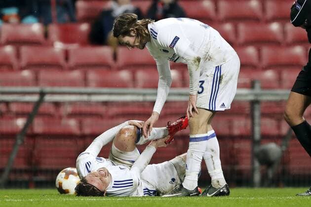 Fußball, EL, FC Kopenhagen - FC Sheriff Tiraspol FC Kobenhavns Peter Ankersen ligger skadet og far hjaelp af Rasmus Falk, torsdag aften i Europa League-kampen i Parken i Kobenhavn. Polfoto_73212222  Copyright: JensxDresling