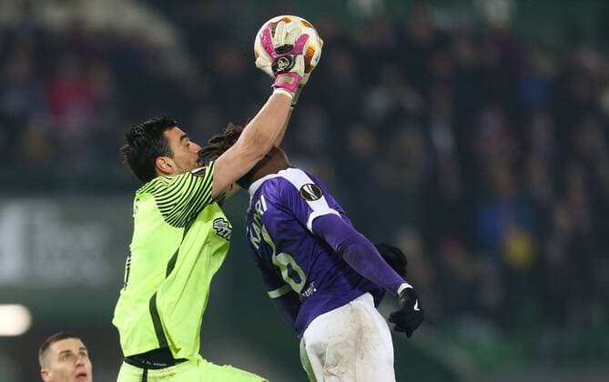 Bilder des Tages - SPORT SOCCER - EL, A.Wien vs Athen VIENNA,AUSTRIA,07.DEC.17 - SOCCER - UEFA Europa League, FK Austria Wien vs AEK Athen. Image shows Panagiotis Tsintotas (Athen) and Abdul Kadiri Mohammed (A.Wien). GEPAxpictures xPhilippxBrem