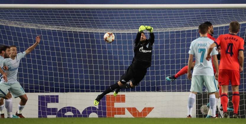 Bilder des Tages - SPORT Real Sociedad s Asier Illarramendi scores a goal before Zenit s Yuriy Lodygin during the UEFA Europa League 6th round groups phase match between Real Sociedad and Zenit Saint Petersburg at the Anata stadium in San Sebastian, Basque Country, Spain, 07 December 2017. Real Sociedad vs. Zenit !ACHTUNG: NUR REDAKTIONELLE NUTZUNG!  Copyright: xJavierxEtxezarretax SSB005 20171207-636482787550150492
