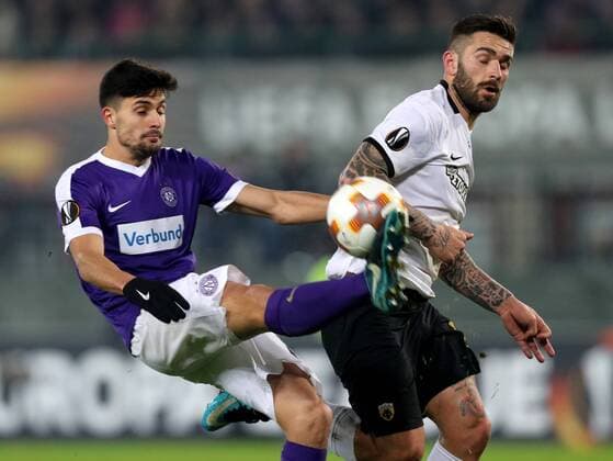SOCCER - EL, A.Wien vs Athen VIENNA,AUSTRIA,07.DEC.17 - SOCCER - UEFA Europa League, FK Austria Wien vs AEK Athen. Image shows Tarkan Serbest (A.Wien) and Marko Livaja (AEK Athen). GEPAxpictures xChristianxOrt