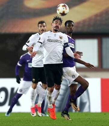SOCCER - EL, A.Wien vs Athen VIENNA,AUSTRIA,07.DEC.17 - SOCCER - UEFA Europa League, FK Austria Wien vs AEK Athen. Image shows Andre Simas (AEK Athen) and Abdullahi Ibrahim Alhassan (A.Wien). GEPAxpictures xChristianxOrt