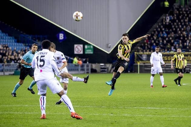 ARNHEM, Vitesse - OGC Nice, 7-12-2017, vatbal, seizan 2017-2018, Europa League, stadion de Gelredome, schot van Vitesse speler Charlie Colkett (M), OGC Nice speler PatrickÃäBurner (L) Vitesse - Nice  x1849694x