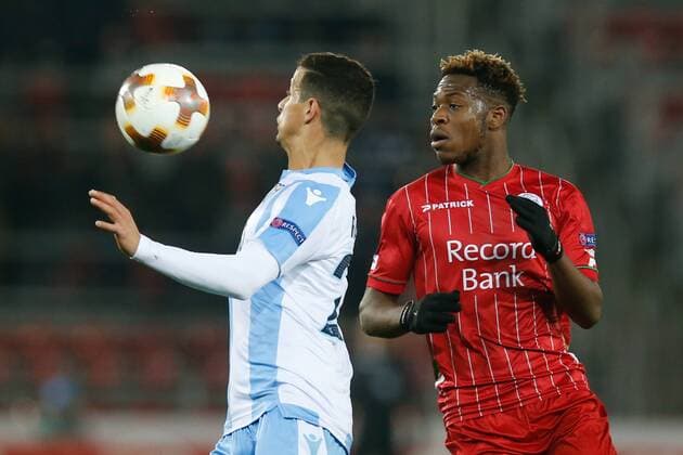 Fußball, EL, SV Zulte Waregem - Lazio Rom Lazio s Luis Felipe and Essevee s Aaron Leya Iseka fight for the ball during a soccer game between Belgian club SV Zulte Waregem and Italian club Societa Sportiva Lazio, the sixth and last match of the group stage (Group K) of the UEFA Europa League competition, Thursday 07 December 2017 in Waregem. BRUNOxFAHY  x05215171x