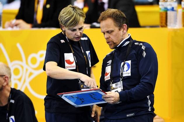 171207 Norways assistant federation Mia Hermansson Högdahl and the federation Thorir Hergeirsson discuss in the match between the Czech Republic and Norway during the World Cup on 7 December 2017 in Bietigheim Bissingen  Copyright: CARLxSANDIN BB171207CS090