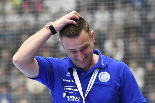 Action Denis Bahtijarevic coach VfL Gummersbach scratching his head VfL Gummersbach vs SC Magdeburg handball men DKB Handball Bundesliga 07 12 2017 Gummersbach Copyright: xEIBNERx xJUERGENxAUGSTx EP_jogi